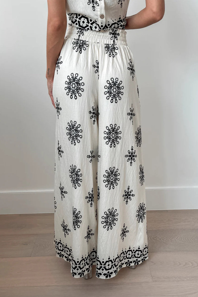 Alma® | Casual, sleeveless two-piece suit with geometric print, lace-up and O-neck
