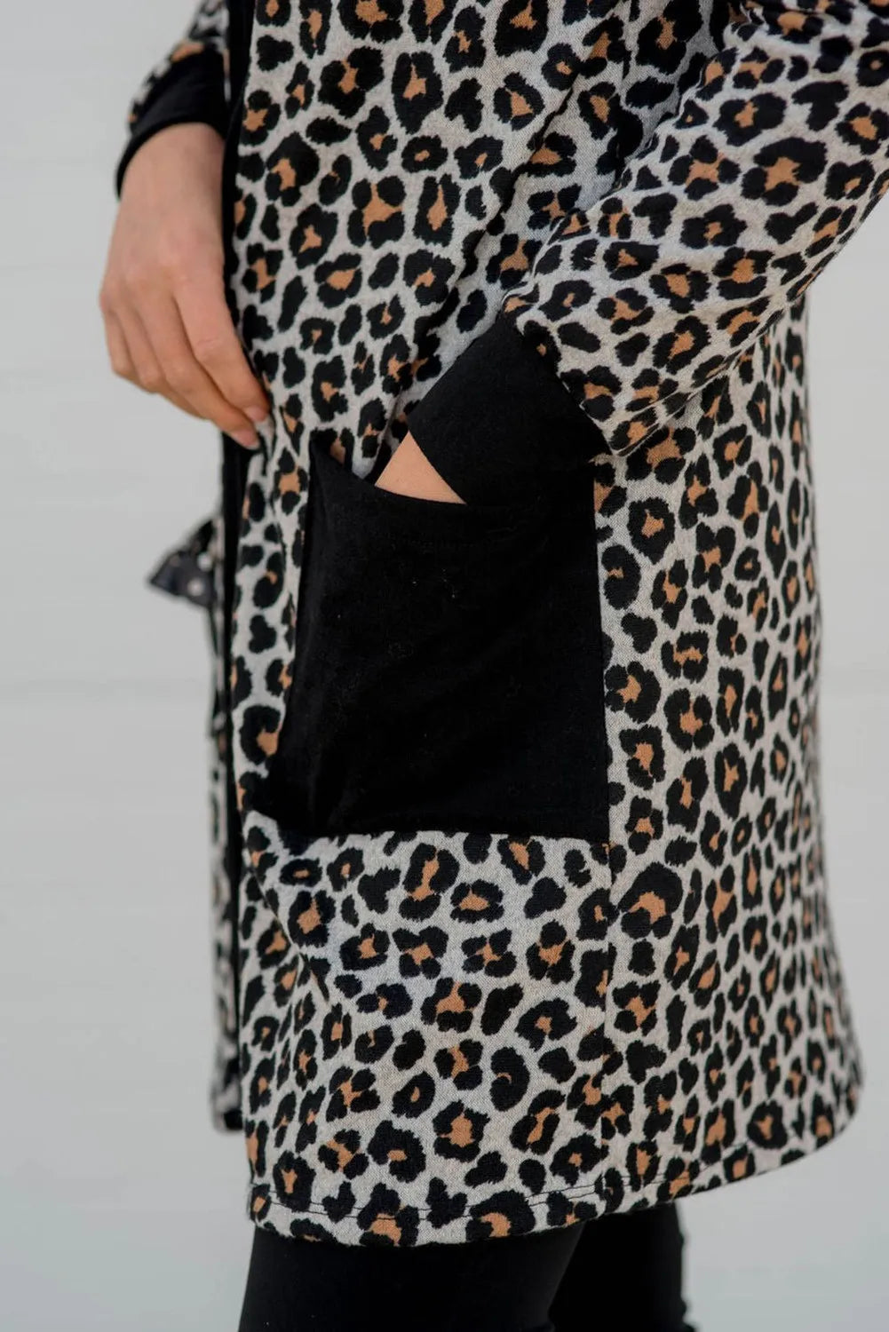 Anneliese® | Open front leopard print cover with pockets