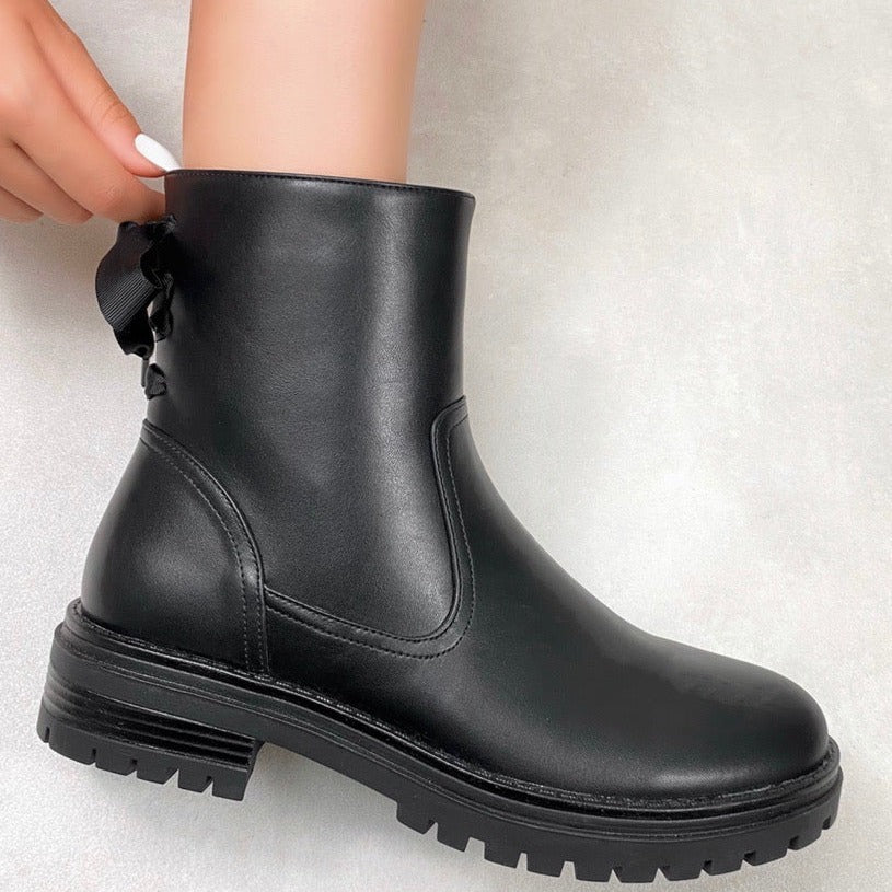 Claire® | Black boots with a bow