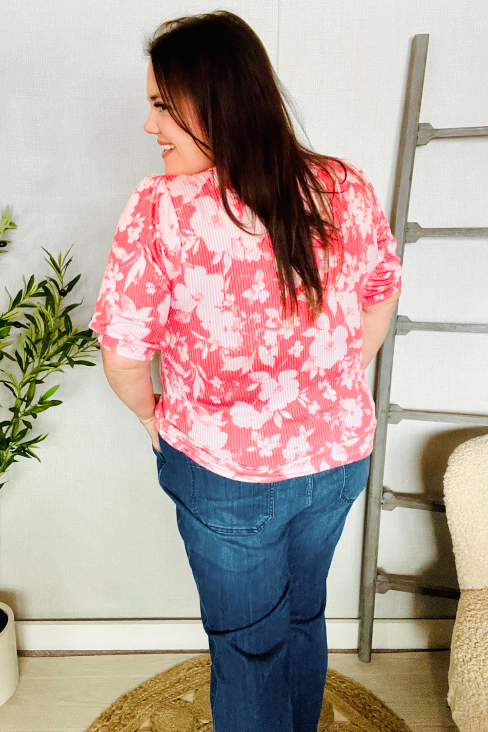 Aubrey® | Floral scalloped ribbed puff sleeve top