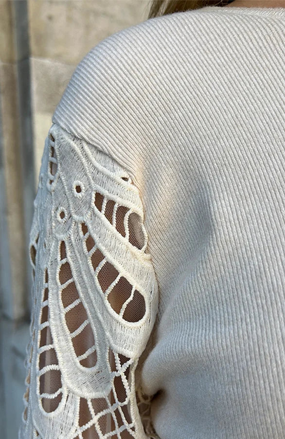 Alba® | Classic soft sweater with lace sleeves