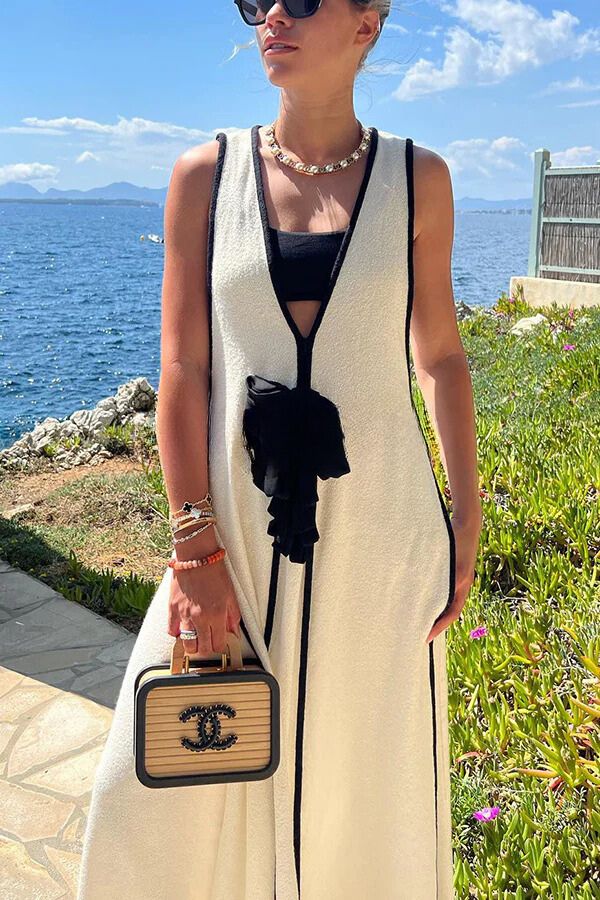 Dayana® | Flowing, self-tie maxi dress in a contrasting color