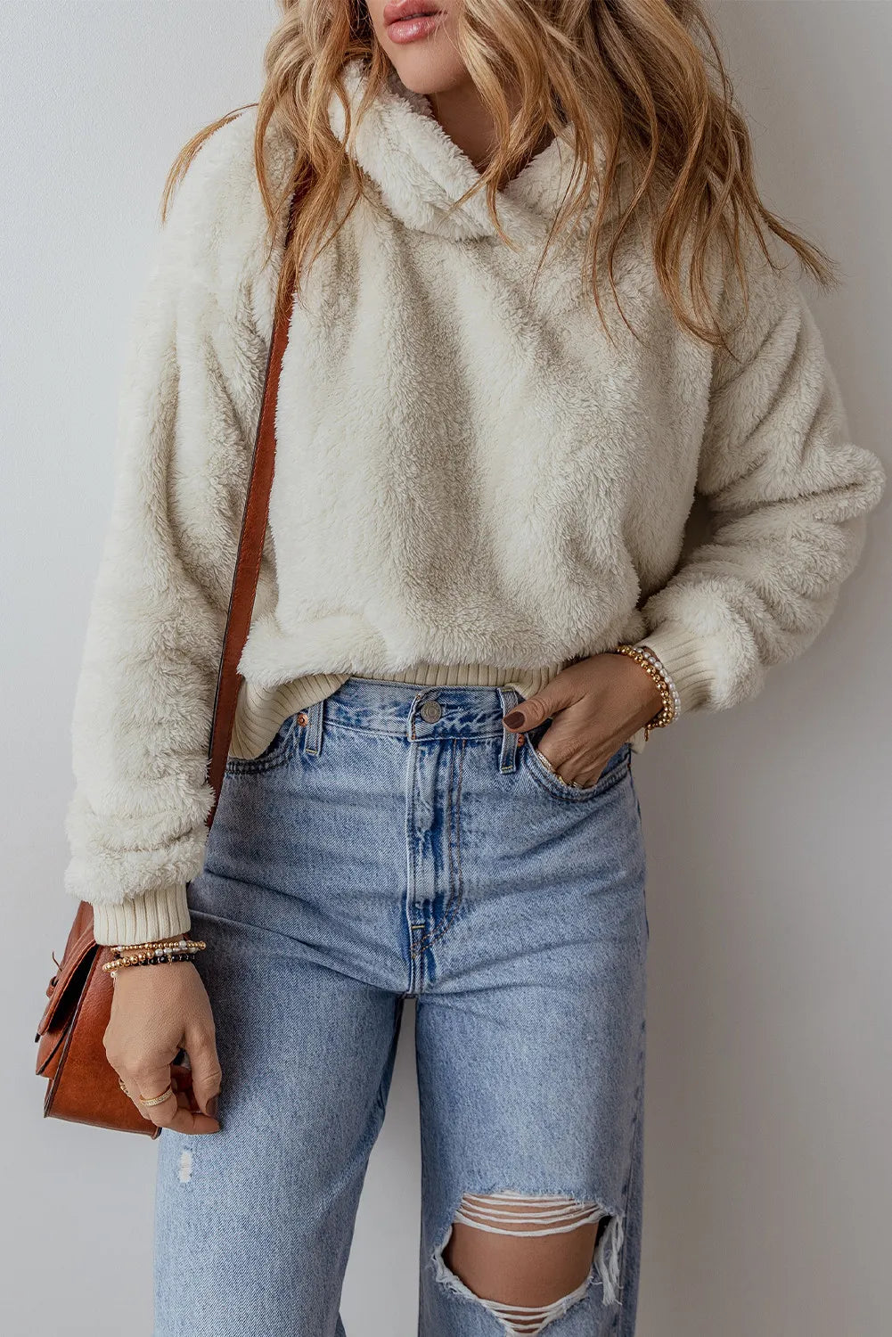 Ariadna® | Fluffy, long-sleeved hoodie with low shoulders
