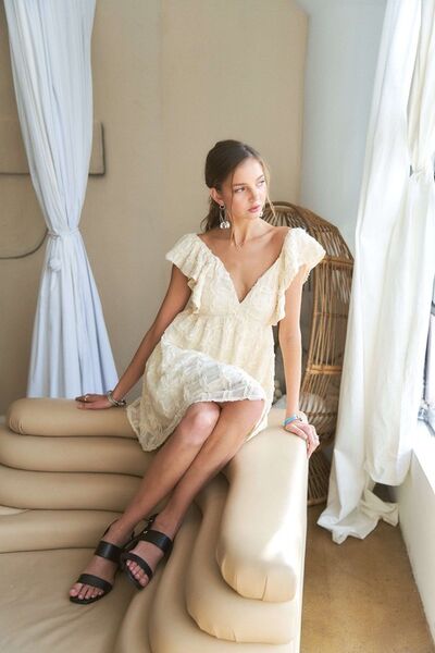 Elara® | V-neck dress with ruffled sleeves that tie at the back
