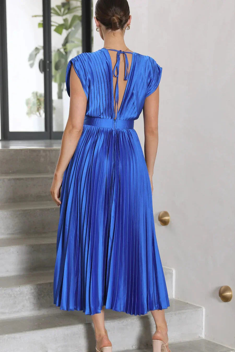 Cristina® | Dress Pleated V-neck midi dress