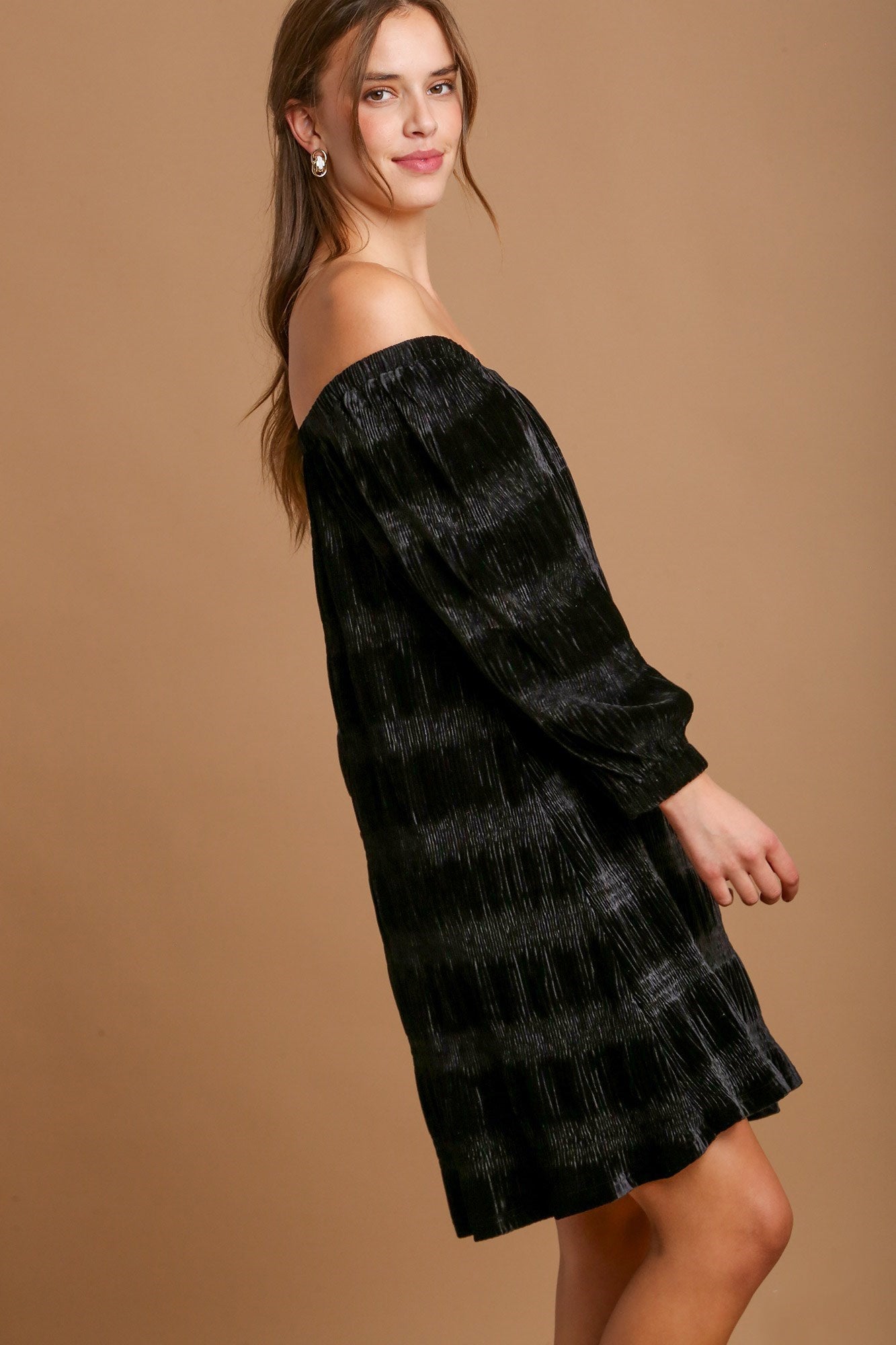 Clarisa® | Off-the-shoulder velvet mini dress with balloon sleeves