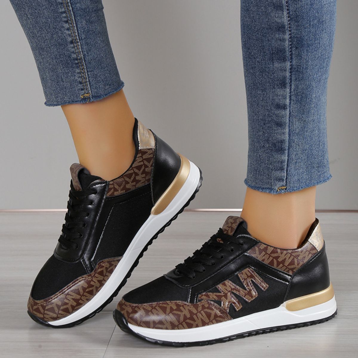 Diana® | Contrasting lace-up sneakers with a round toe