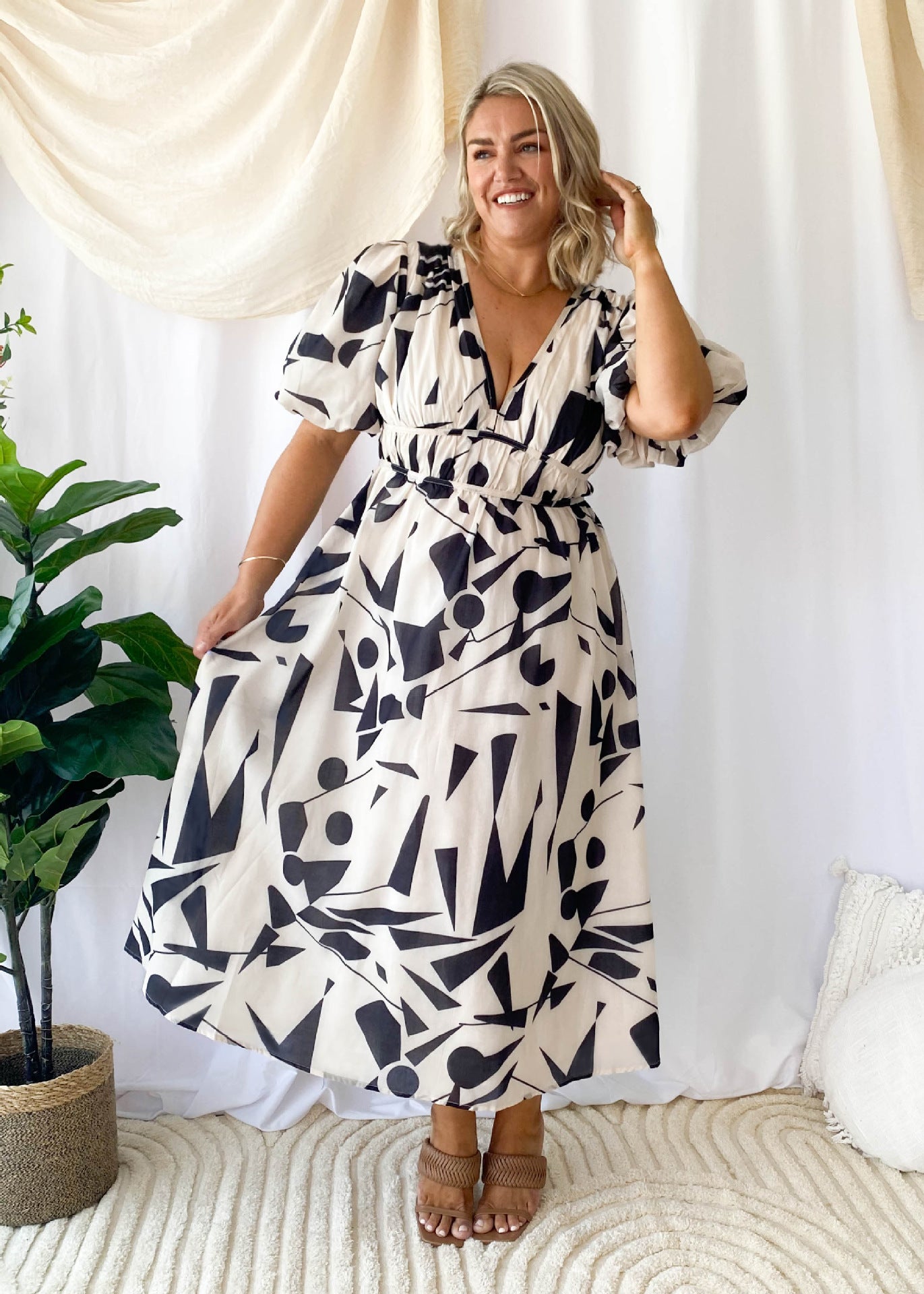Dayana® | Long dress with V-neck and puff sleeves