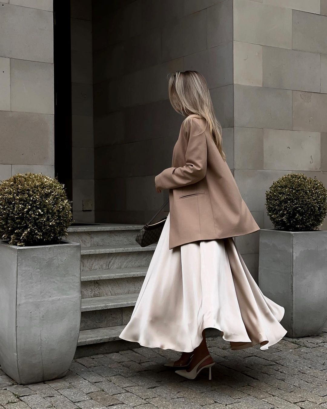 Alba® | Long satin skirt with a high waist