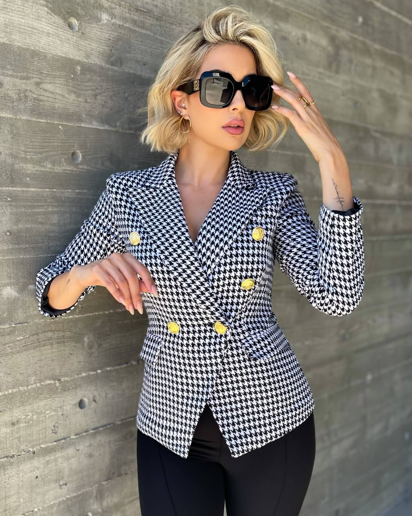 Dafne® | Tailored women's blazer with buttons