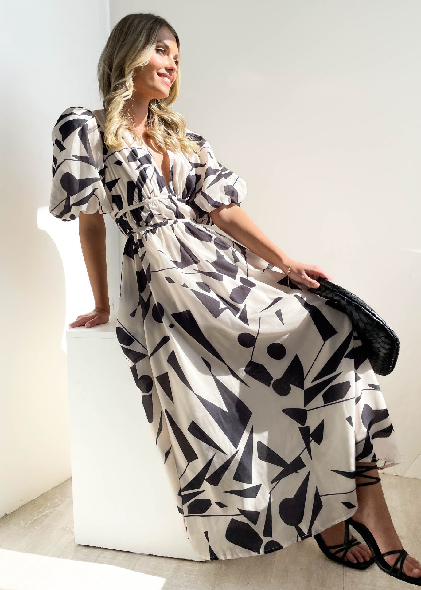 Dayana® | Long dress with V-neck and puff sleeves