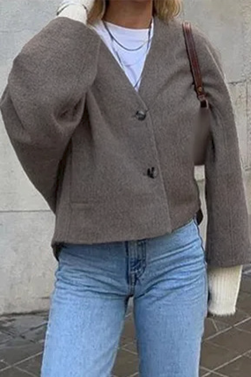 Dafne® | Casual everyday outerwear with solid color buttons and chunky V-neck
