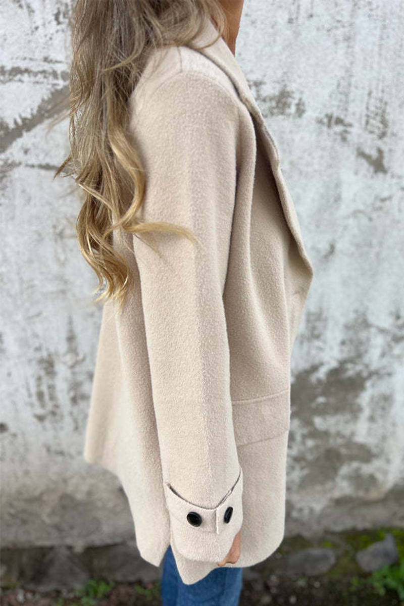 Edith® | Casual everyday outerwear with buttons and a large reversible collar