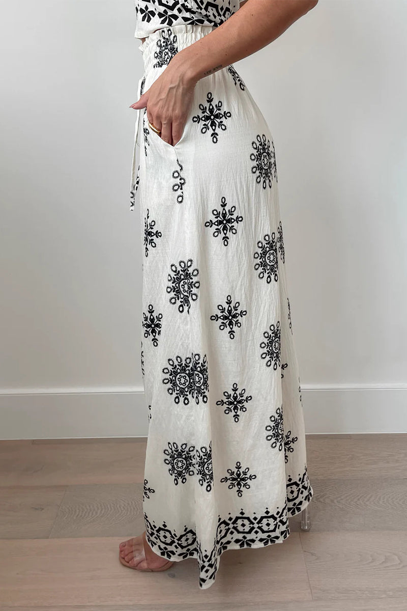 Alma® | Casual, sleeveless two-piece suit with geometric print, lace-up and O-neck
