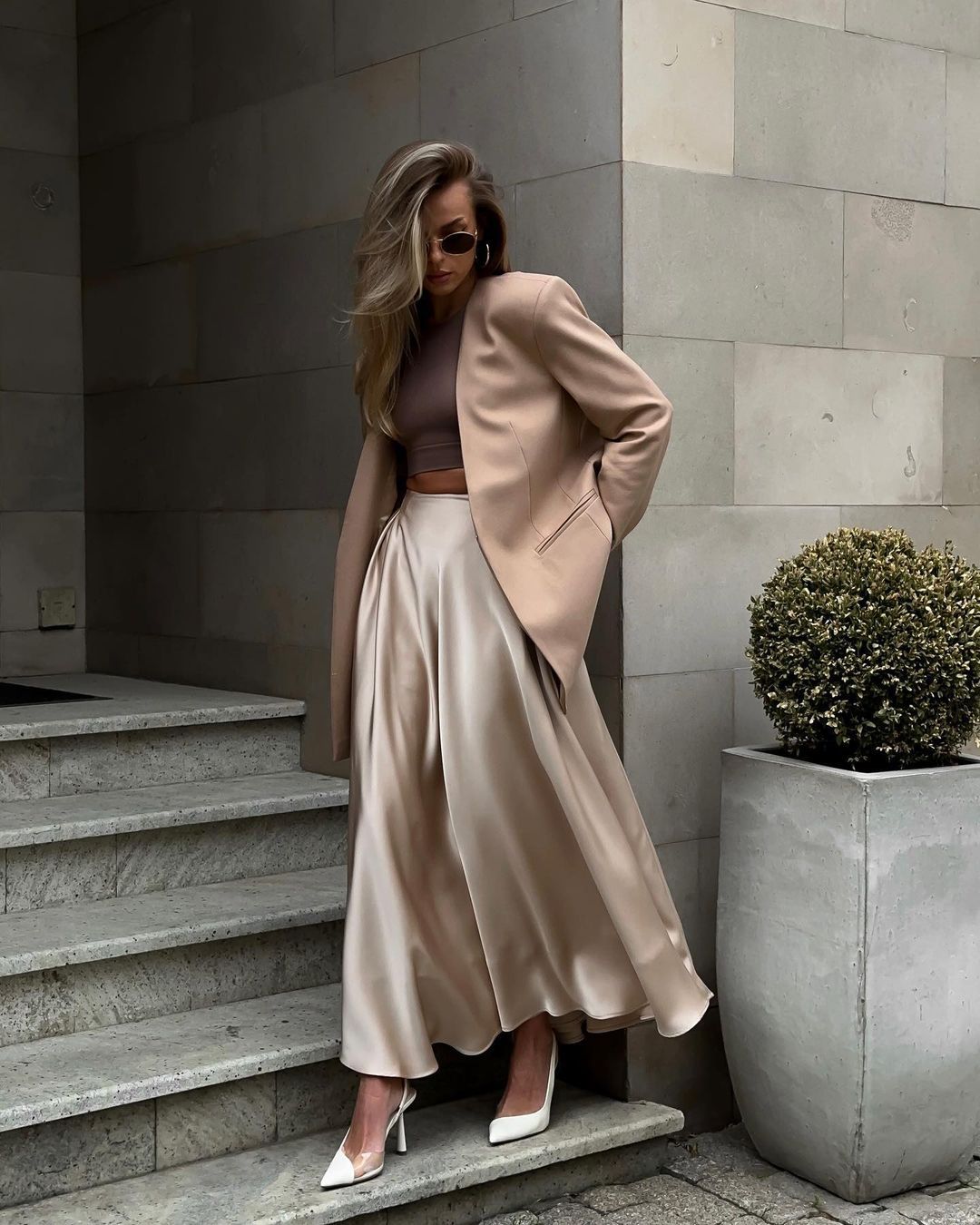 Alba® | Long satin skirt with a high waist