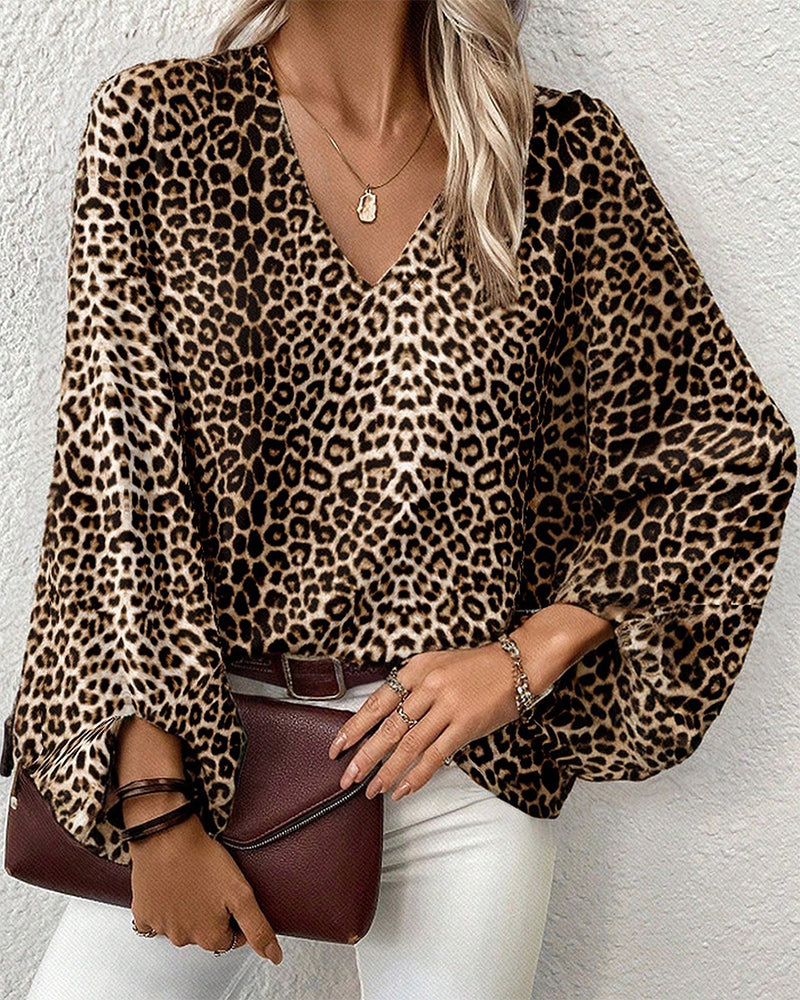 Daisy® | Stylish V-neck top with leopard print