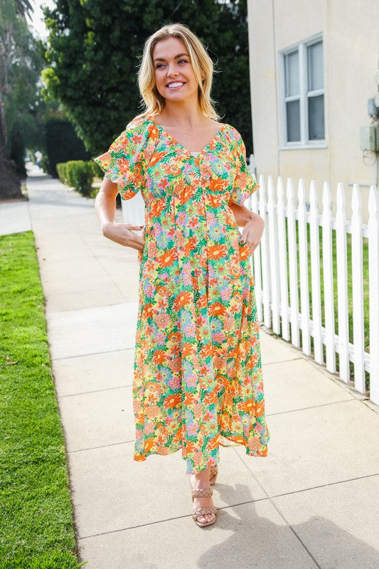 Alana® | Beautiful sage green maxi dress with an elastic V-neck and tiered daisy pattern
