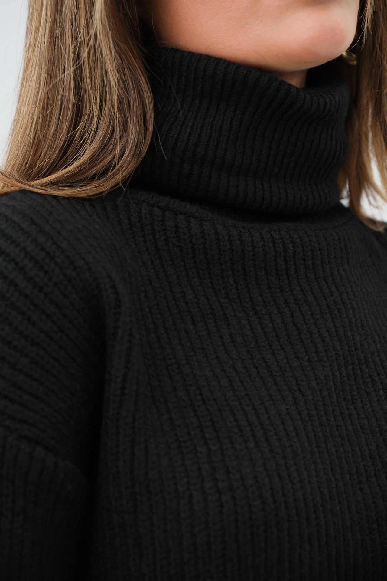 Aurelia® | Oversized women's turtleneck tunic in black