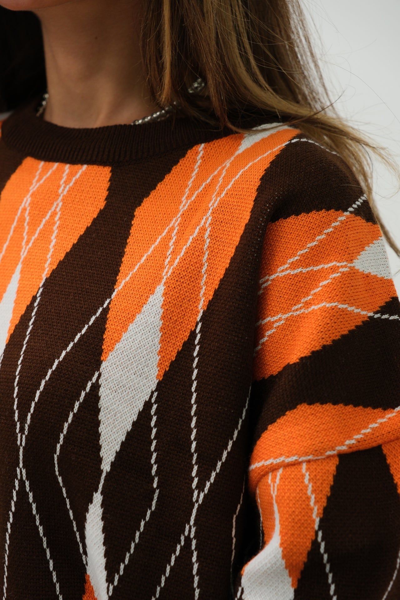 Cecily® | Oversized women's sweater with a baklava pattern in brown and orange