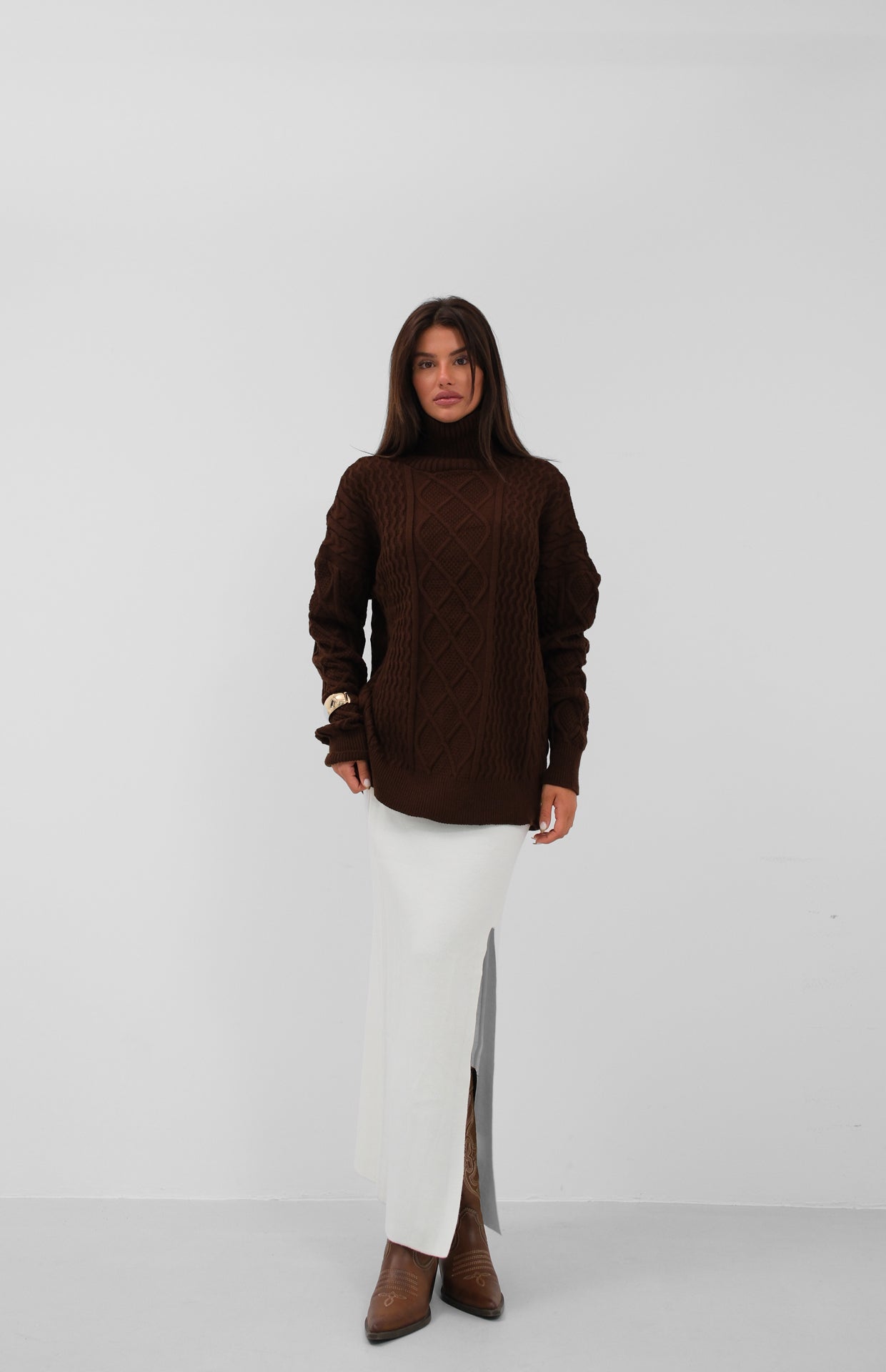 Cinthia® | Women's oversized turtleneck sweater knitted in dark brown