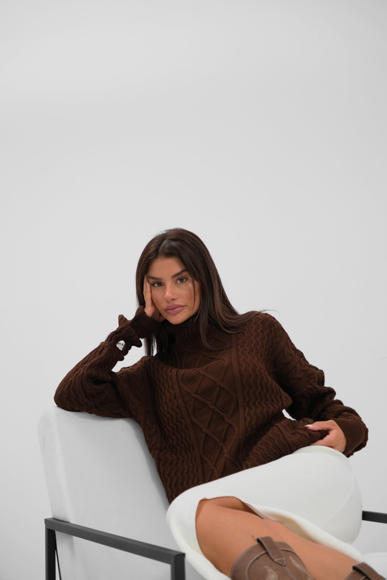 Cinthia® | Women's oversized turtleneck sweater knitted in dark brown