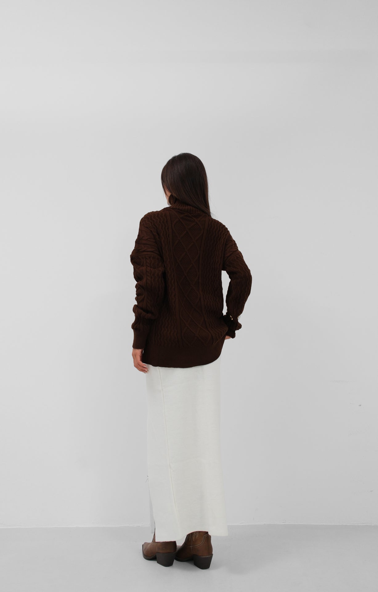 Cinthia® | Women's oversized turtleneck sweater knitted in dark brown