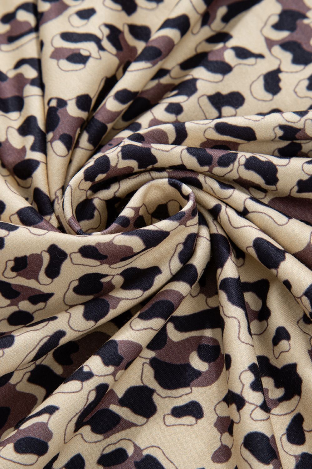 Clara® | Long-sleeved sweatshirt with a slit leopard crew neck