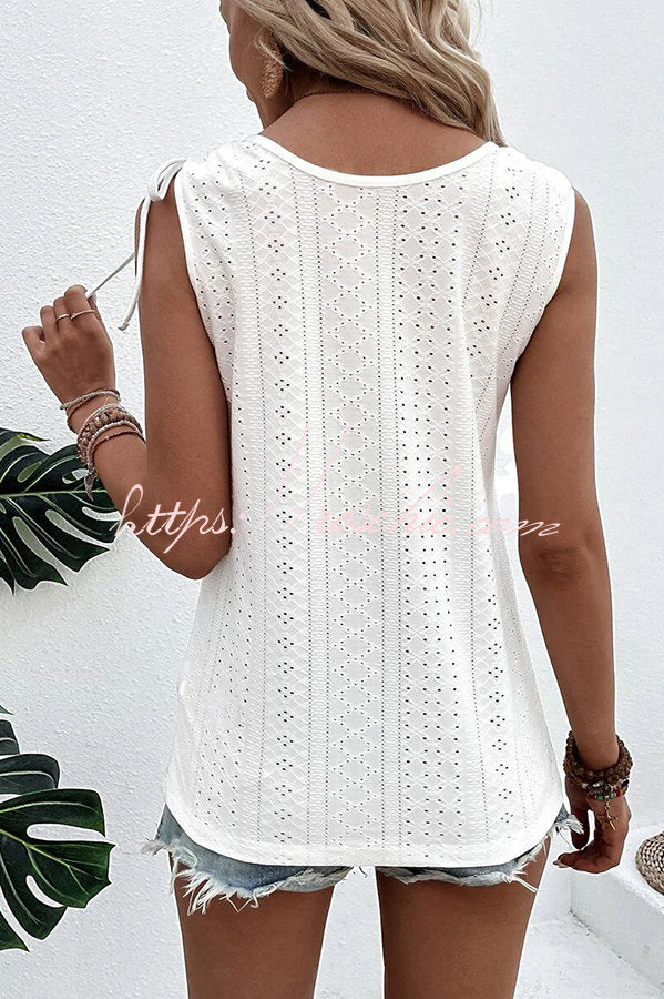 Cleo® | Sleeveless T-shirt with buttons and cut-out details