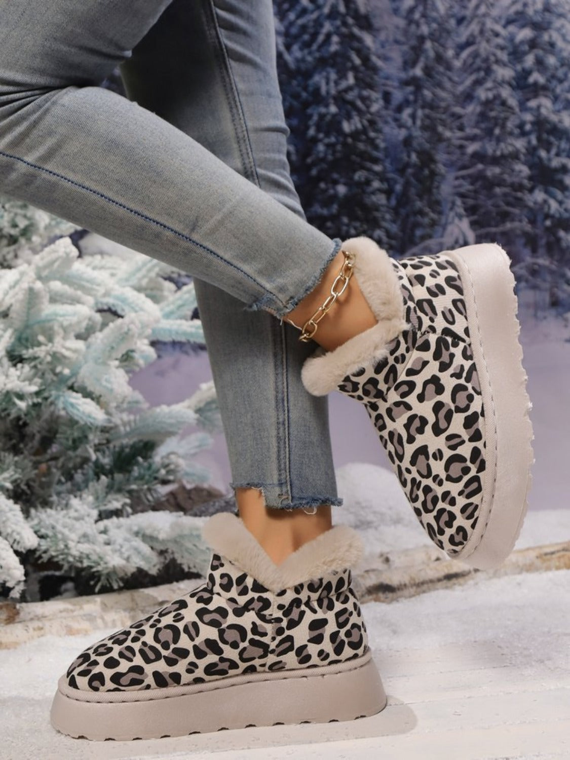 Angeline's® | Thermal leopard platform boots with a round toe