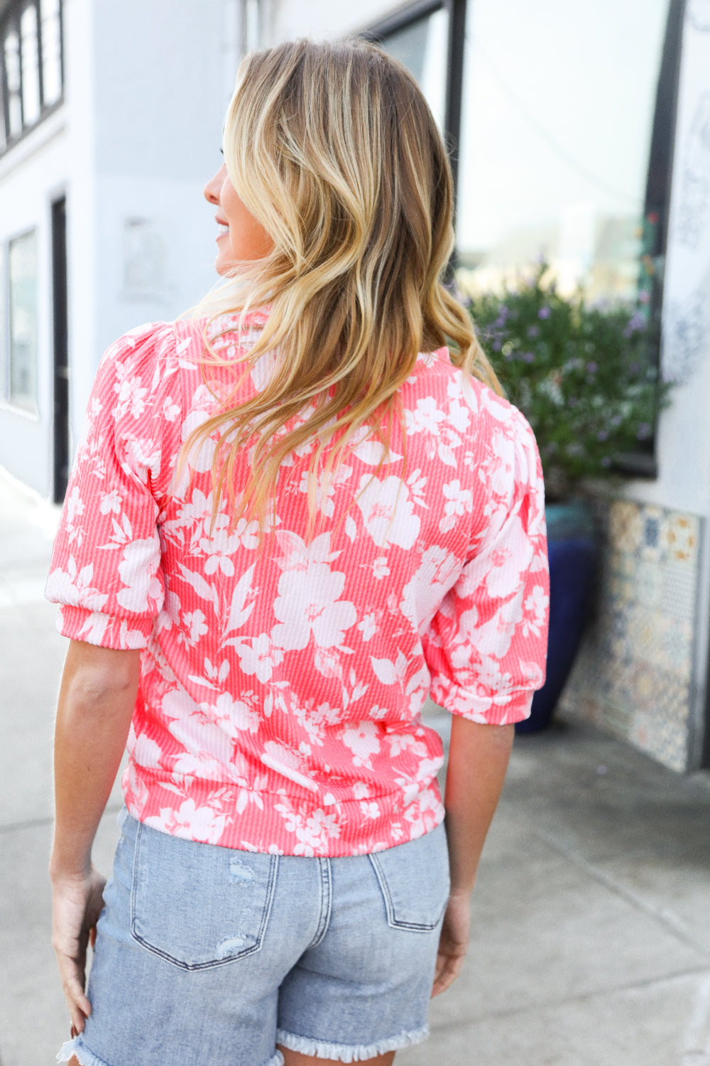 Aubrey® | Floral scalloped ribbed puff sleeve top