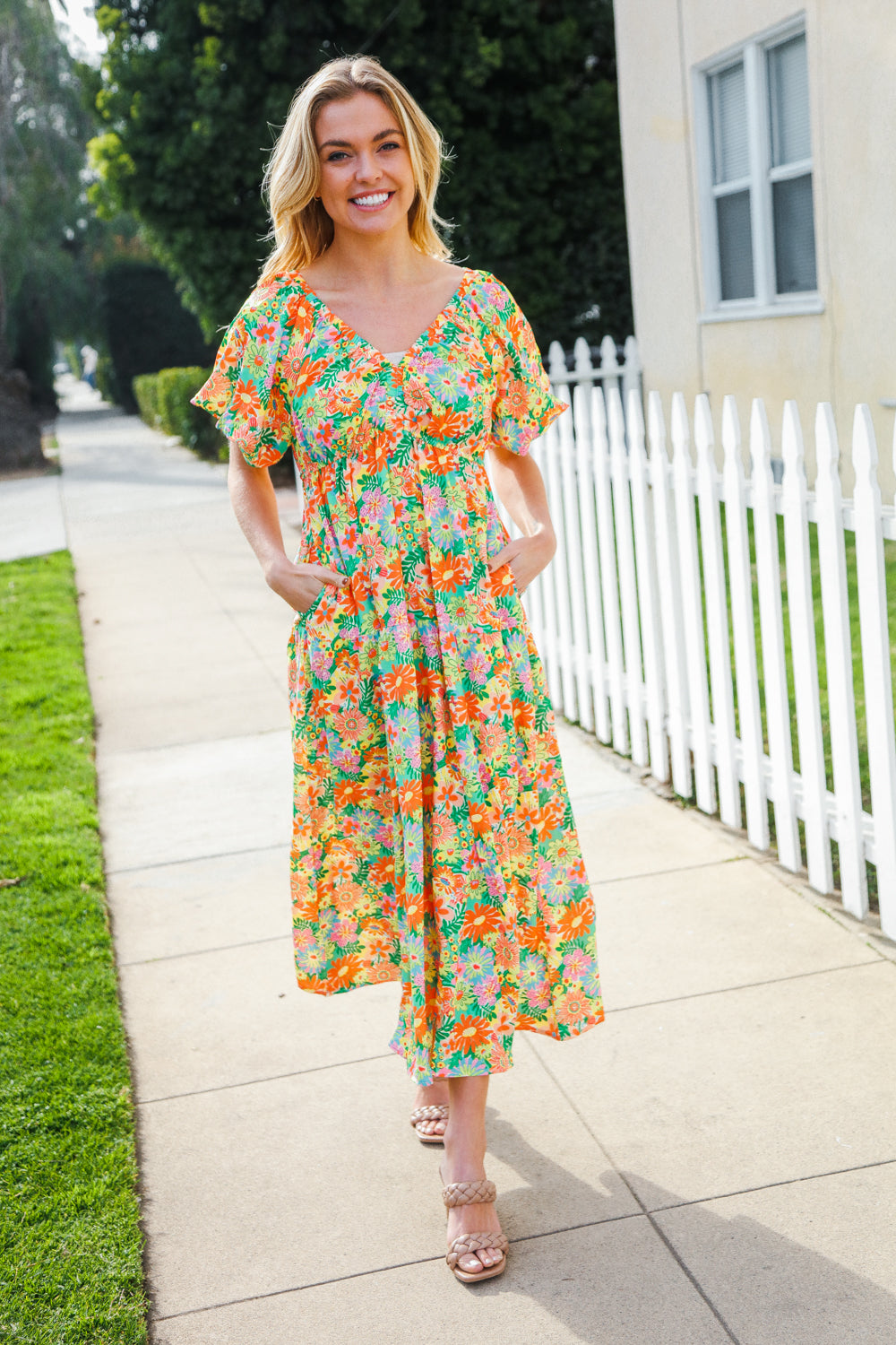 Alana® | Beautiful sage green maxi dress with an elastic V-neck and tiered daisy pattern