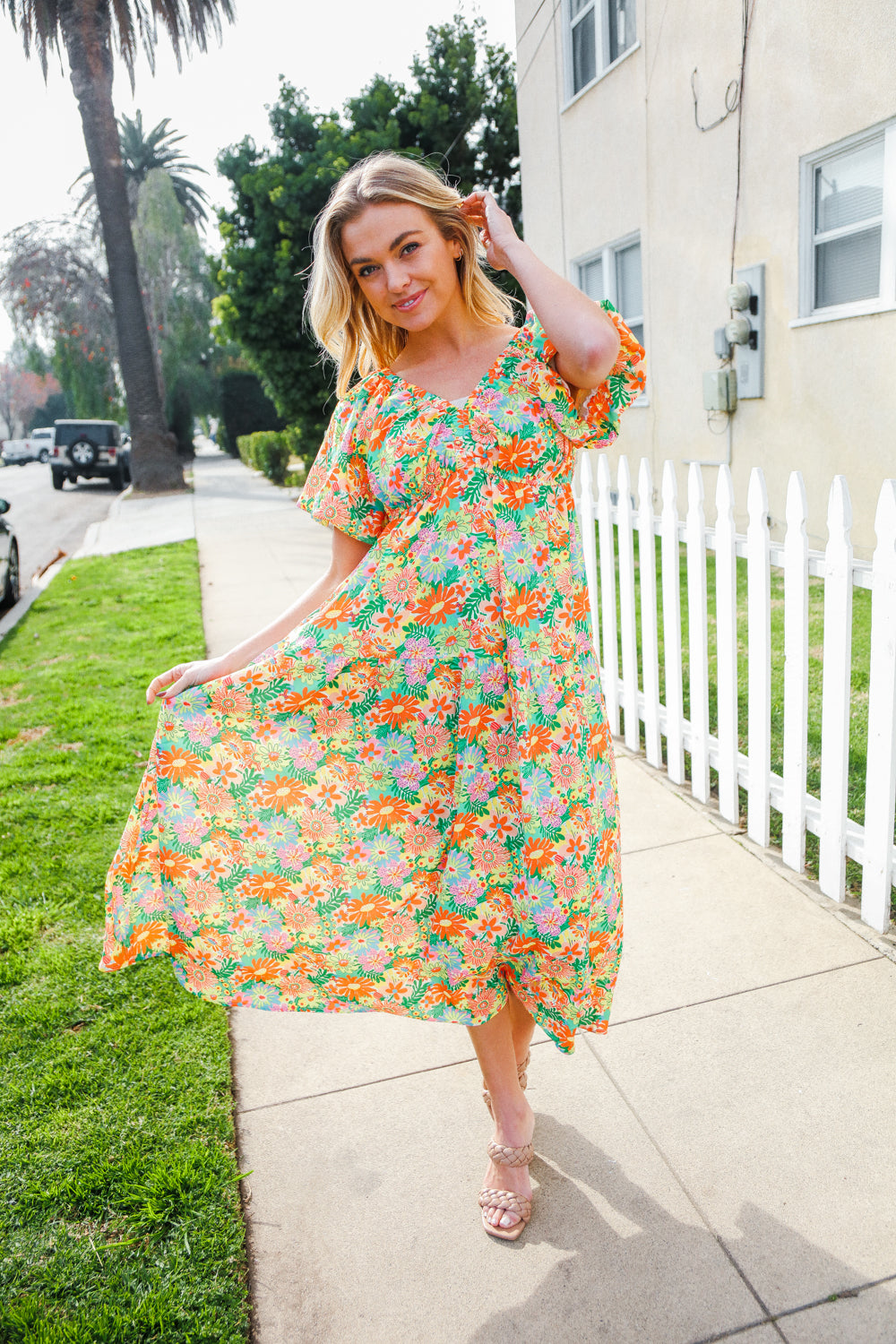 Alana® | Beautiful sage green maxi dress with an elastic V-neck and tiered daisy pattern