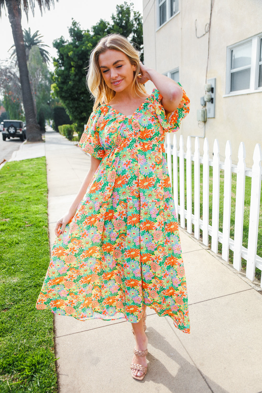 Alana® | Beautiful sage green maxi dress with an elastic V-neck and tiered daisy pattern