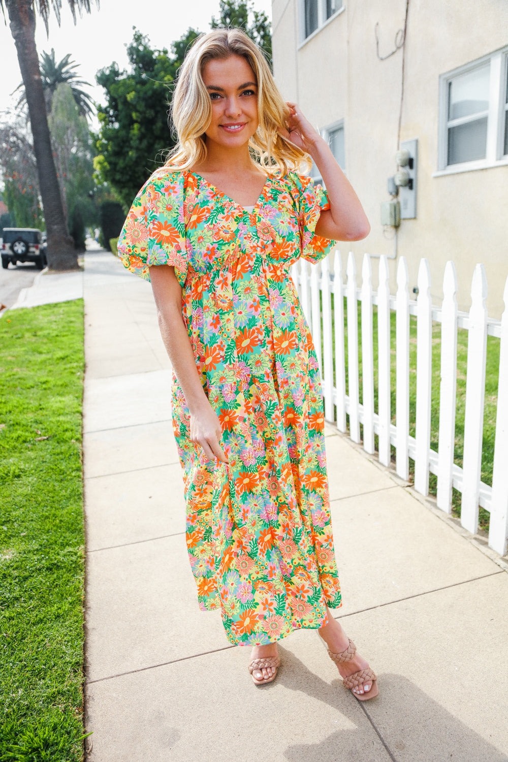 Alana® | Beautiful sage green maxi dress with an elastic V-neck and tiered daisy pattern