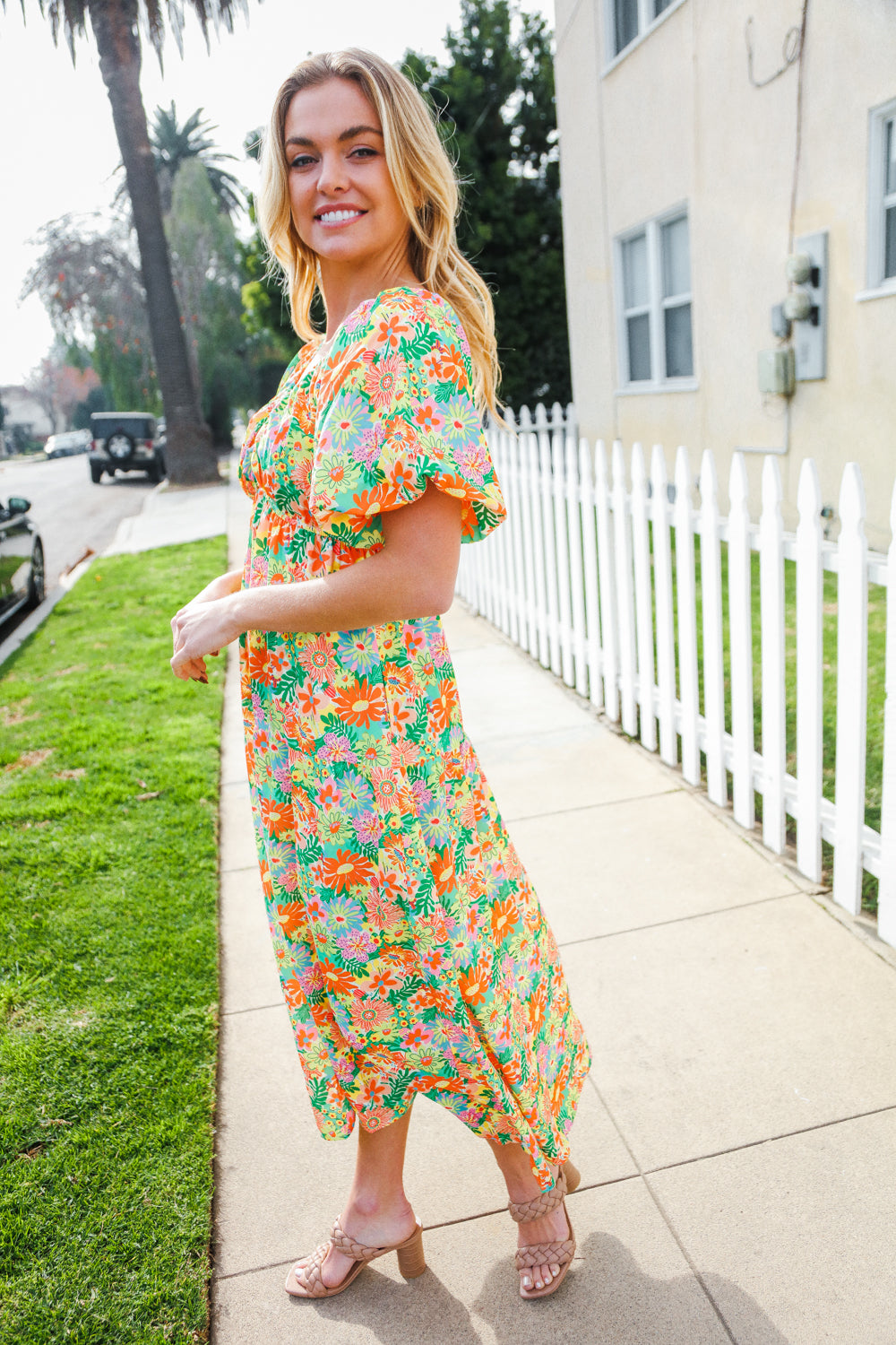 Alana® | Beautiful sage green maxi dress with an elastic V-neck and tiered daisy pattern