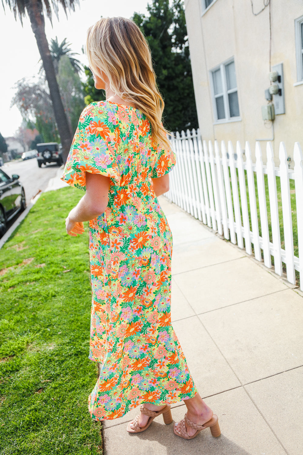 Alana® | Beautiful sage green maxi dress with an elastic V-neck and tiered daisy pattern