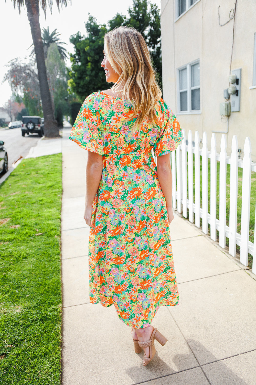 Alana® | Beautiful sage green maxi dress with an elastic V-neck and tiered daisy pattern