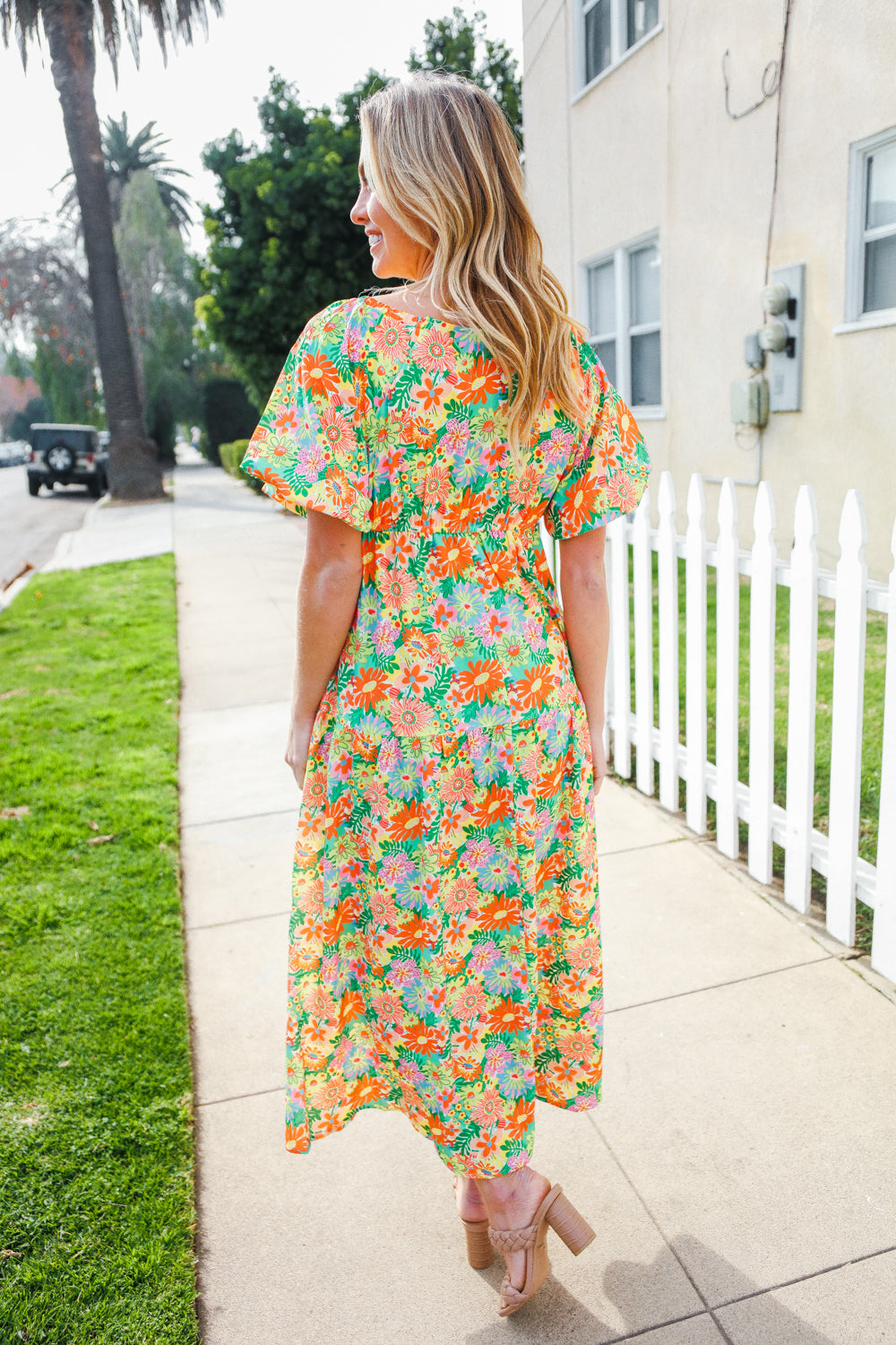 Alana® | Beautiful sage green maxi dress with an elastic V-neck and tiered daisy pattern