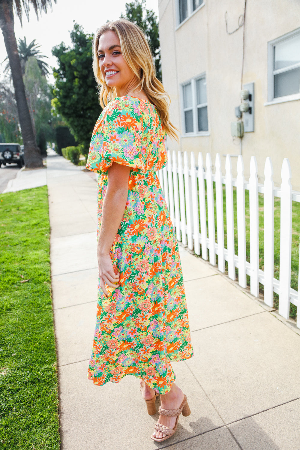Alana® | Beautiful sage green maxi dress with an elastic V-neck and tiered daisy pattern