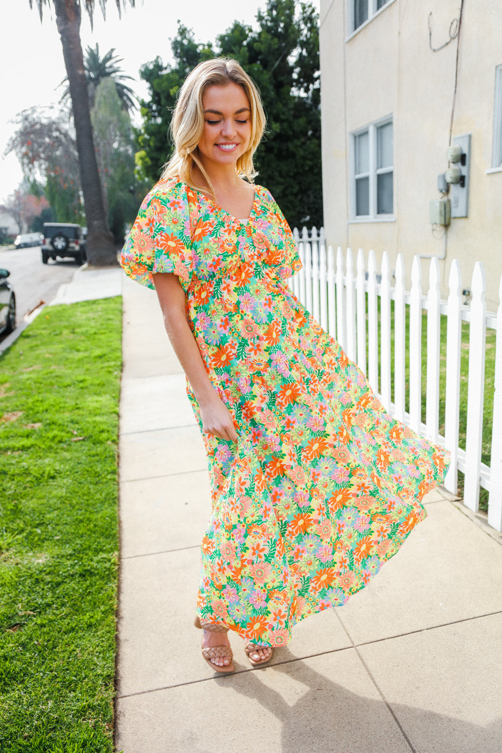 Alana® | Beautiful sage green maxi dress with an elastic V-neck and tiered daisy pattern