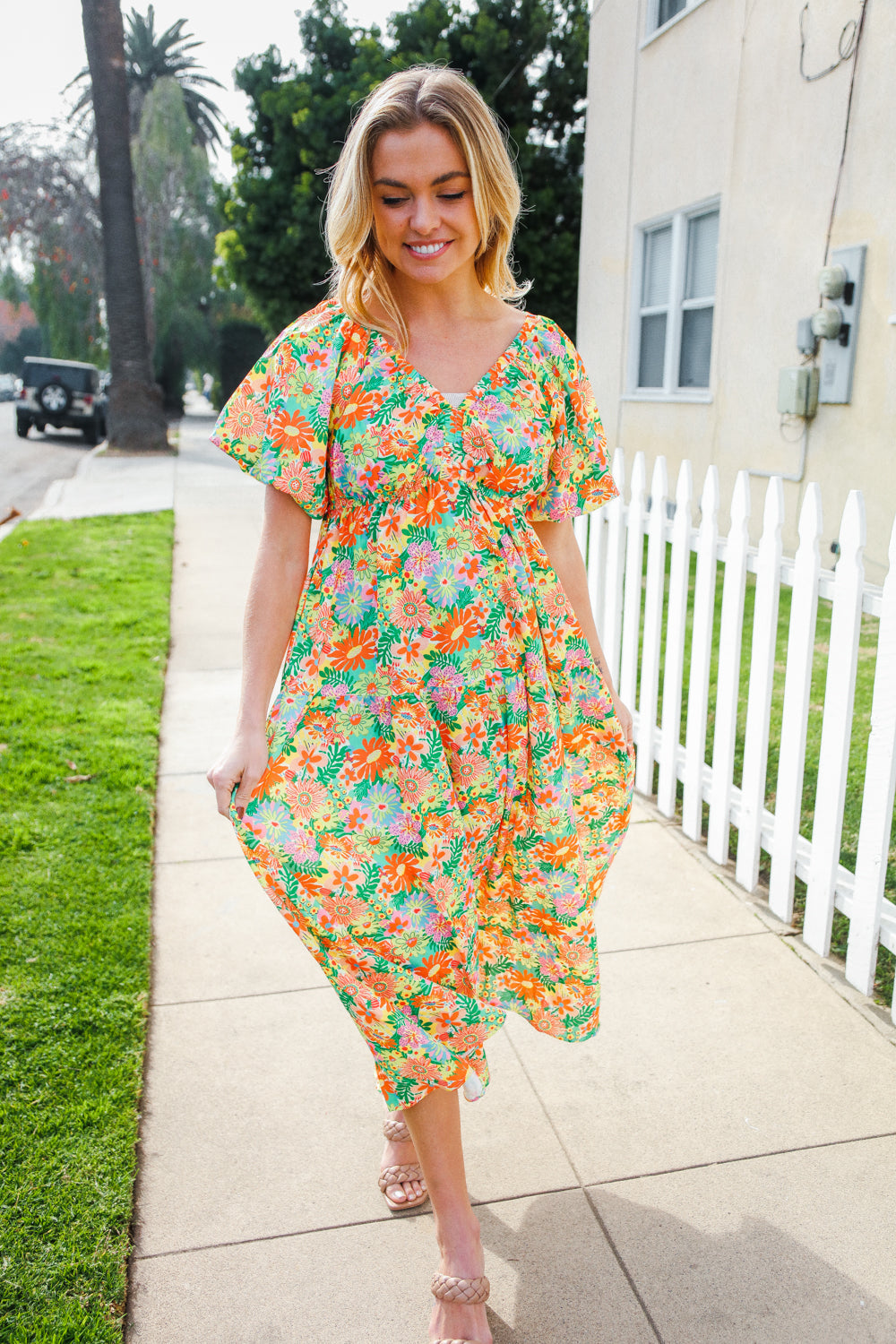 Alana® | Beautiful sage green maxi dress with an elastic V-neck and tiered daisy pattern