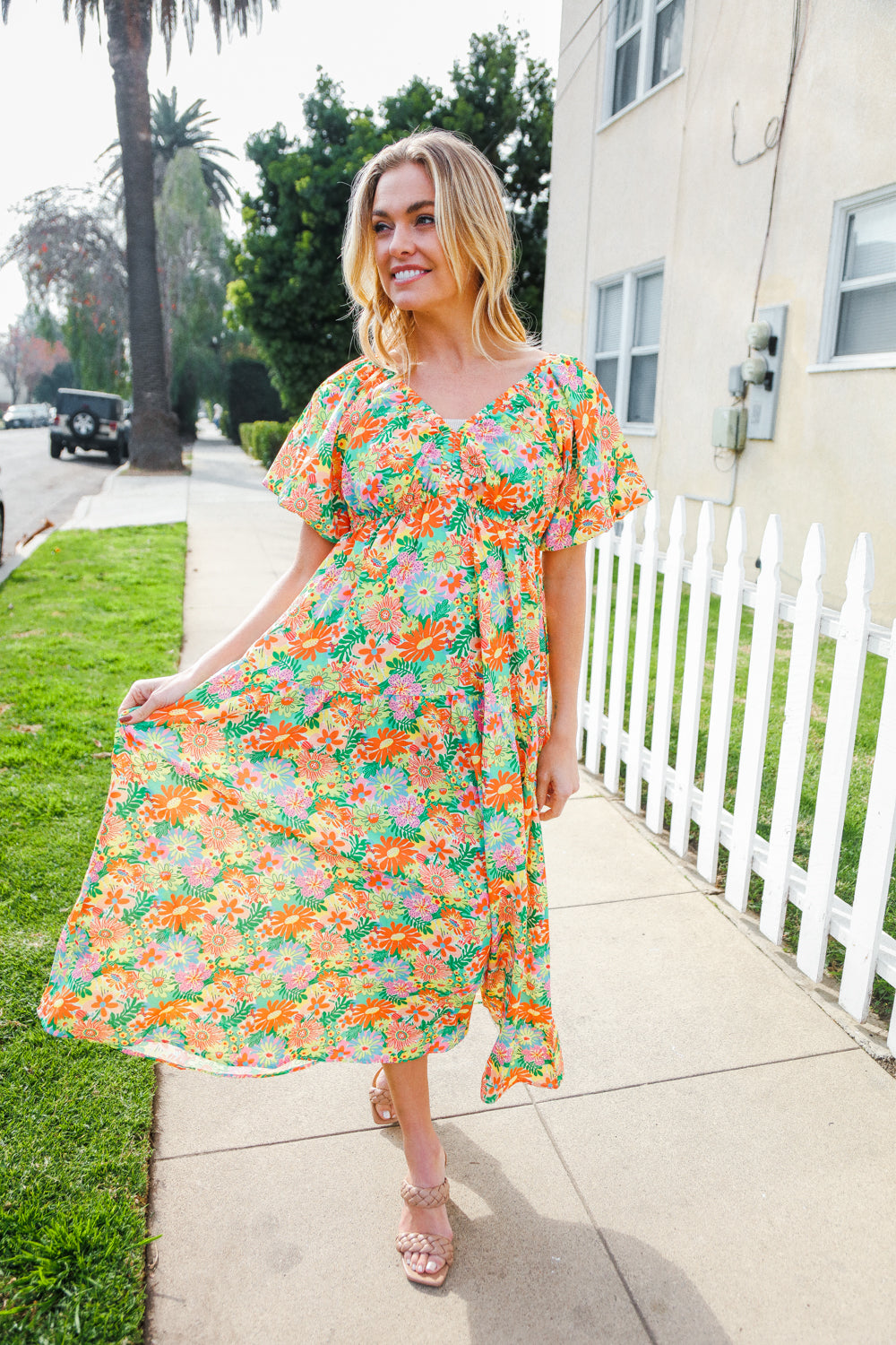 Alana® | Beautiful sage green maxi dress with an elastic V-neck and tiered daisy pattern