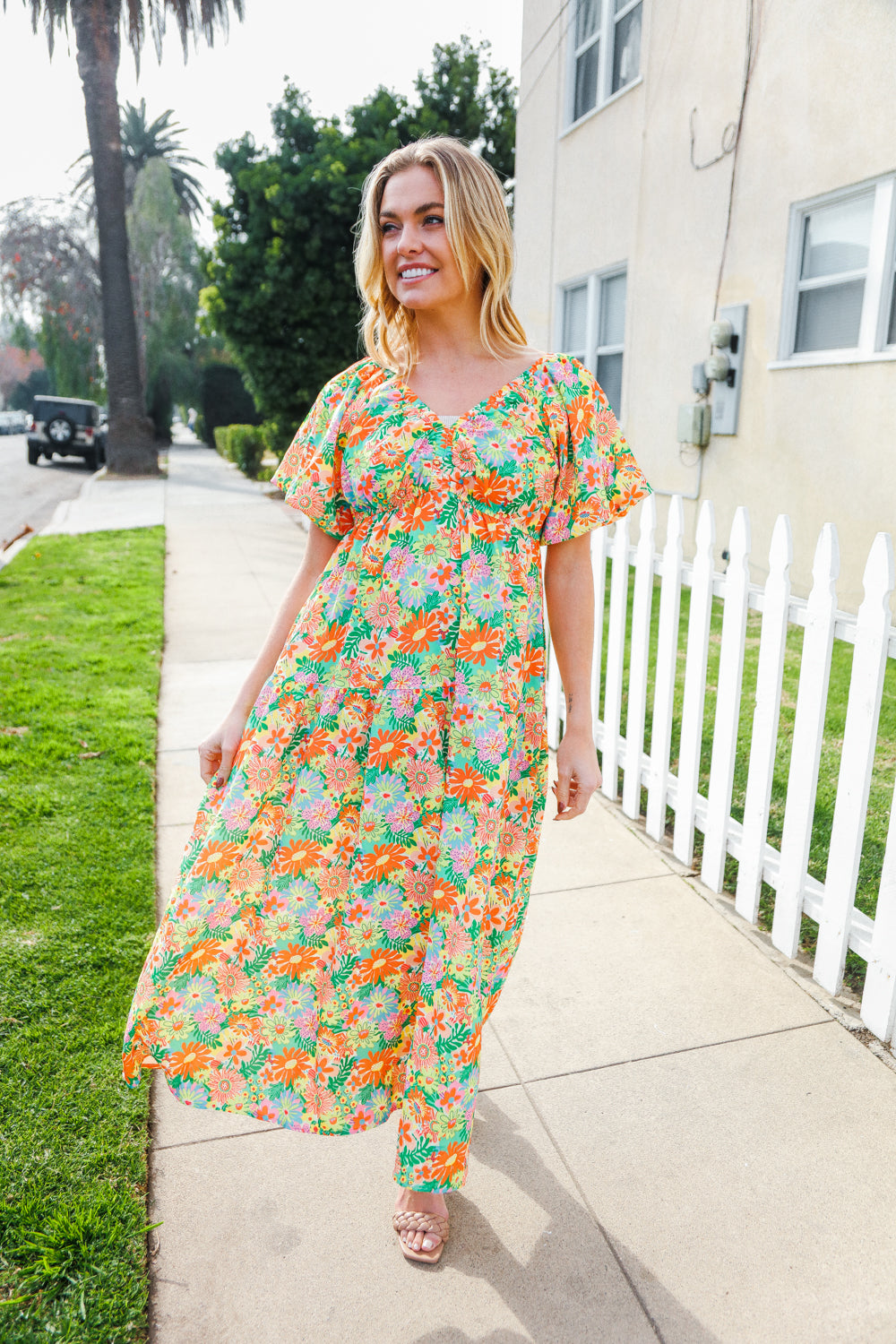 Alana® | Beautiful sage green maxi dress with an elastic V-neck and tiered daisy pattern