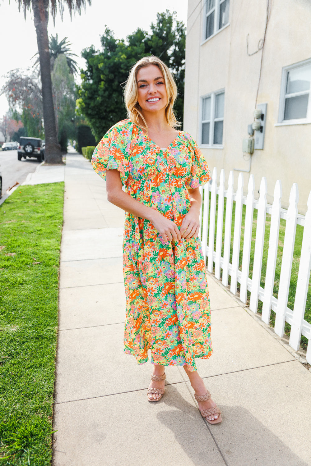 Alana® | Beautiful sage green maxi dress with an elastic V-neck and tiered daisy pattern