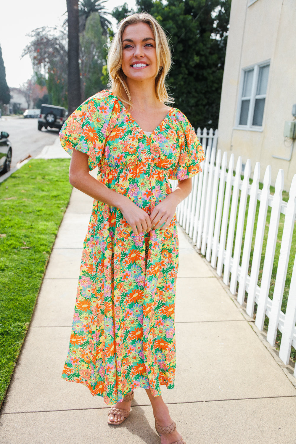 Alana® | Beautiful sage green maxi dress with an elastic V-neck and tiered daisy pattern