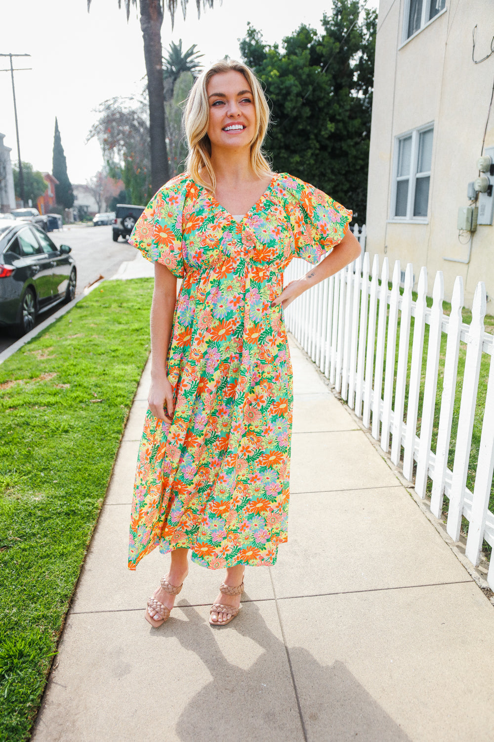 Alana® | Beautiful sage green maxi dress with an elastic V-neck and tiered daisy pattern