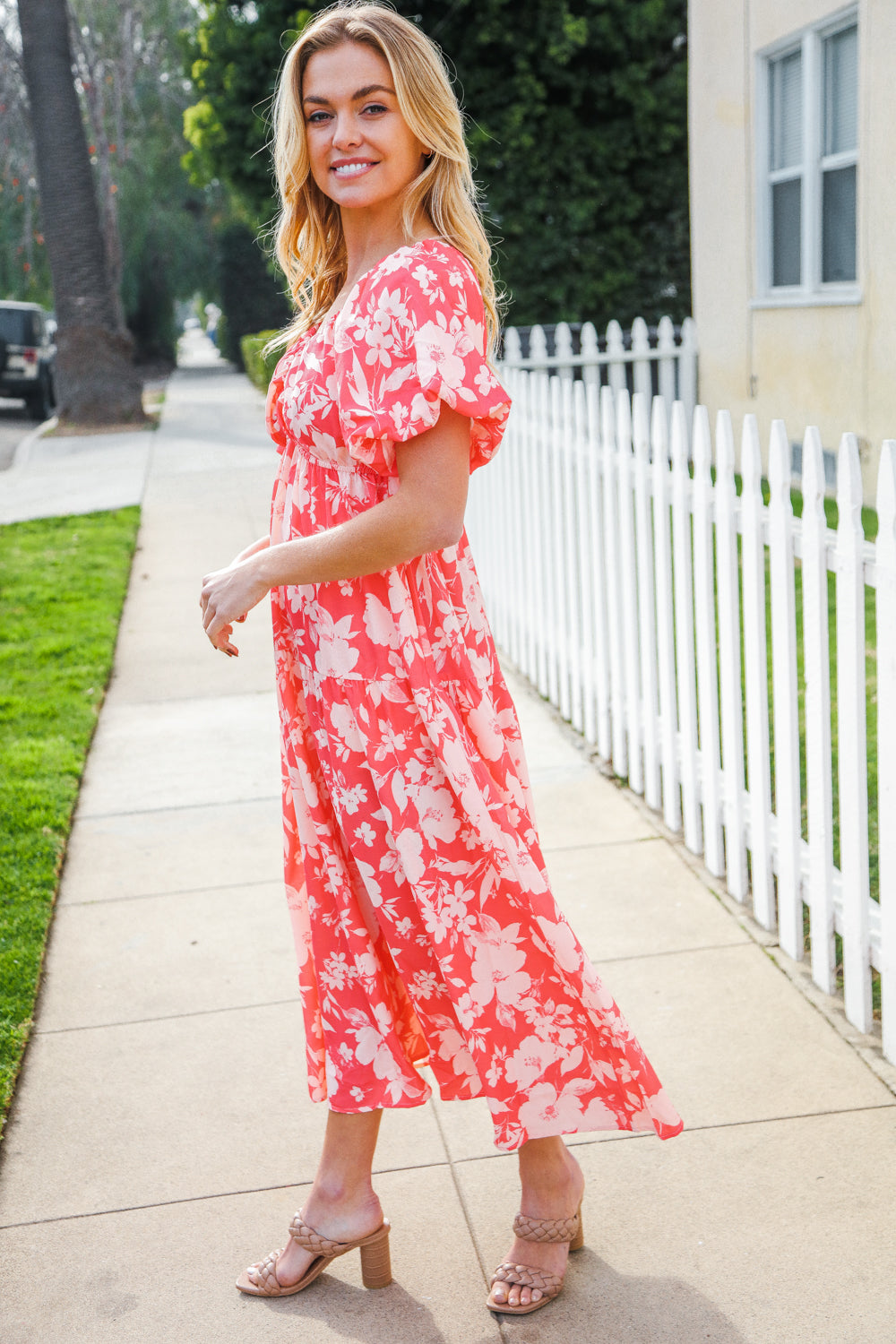 Bronte® | Elastic, tiered maxi dress with a large floral pattern and V-neck