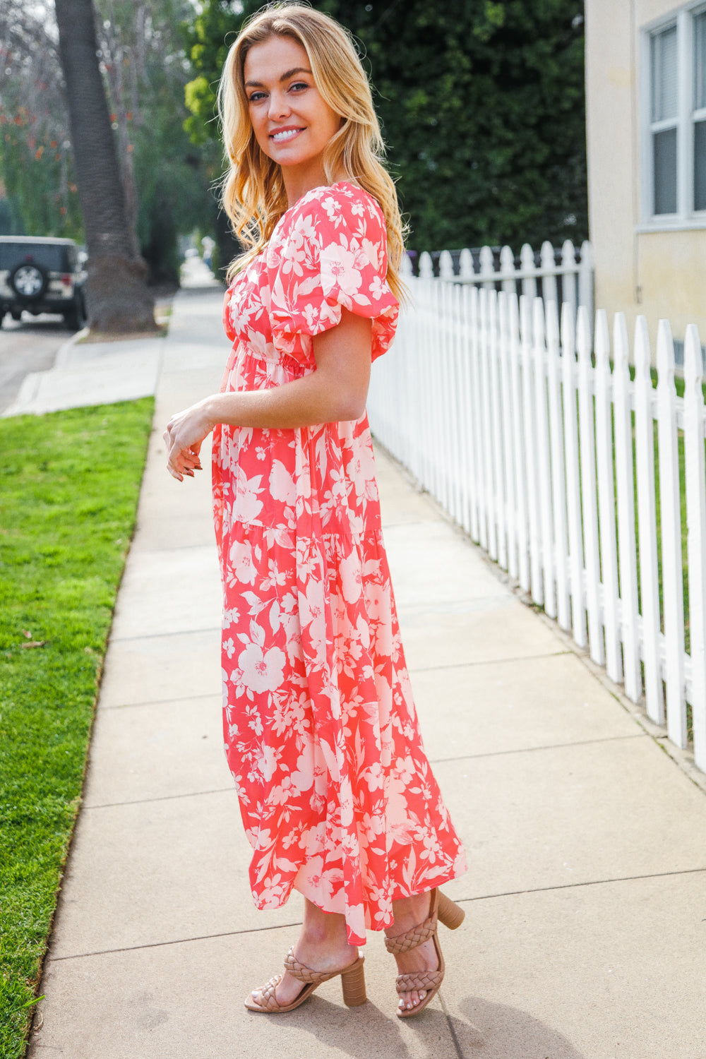 Bronte® | Elastic, tiered maxi dress with a large floral pattern and V-neck