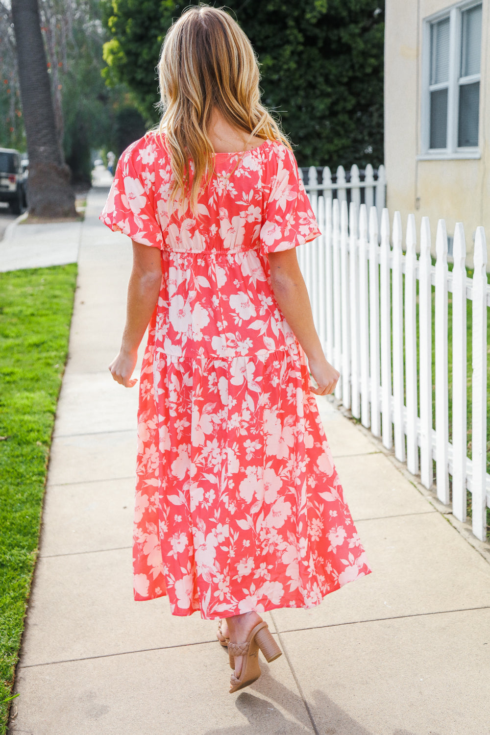 Bronte® | Elastic, tiered maxi dress with a large floral pattern and V-neck