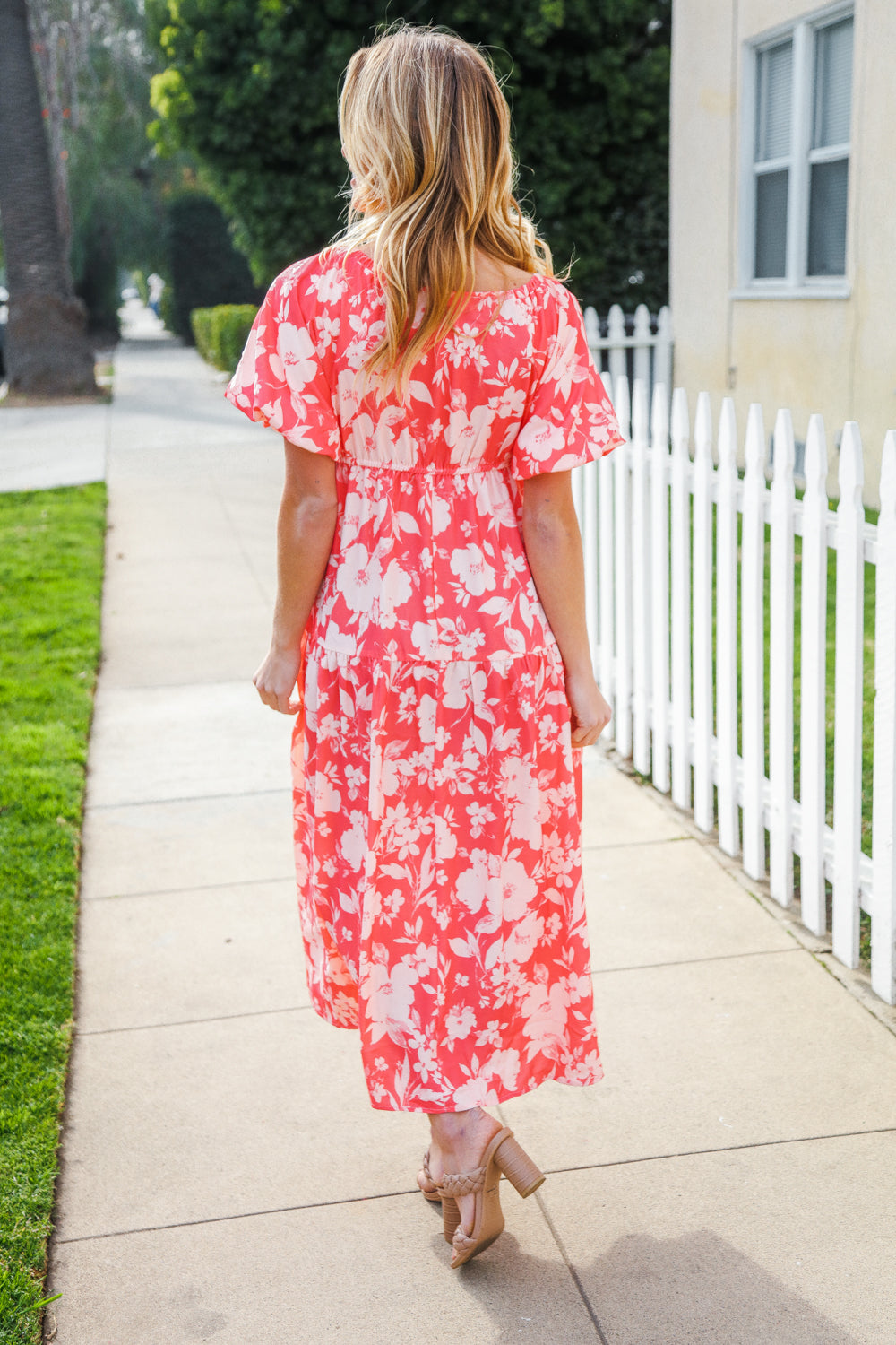 Bronte® | Elastic, tiered maxi dress with a large floral pattern and V-neck